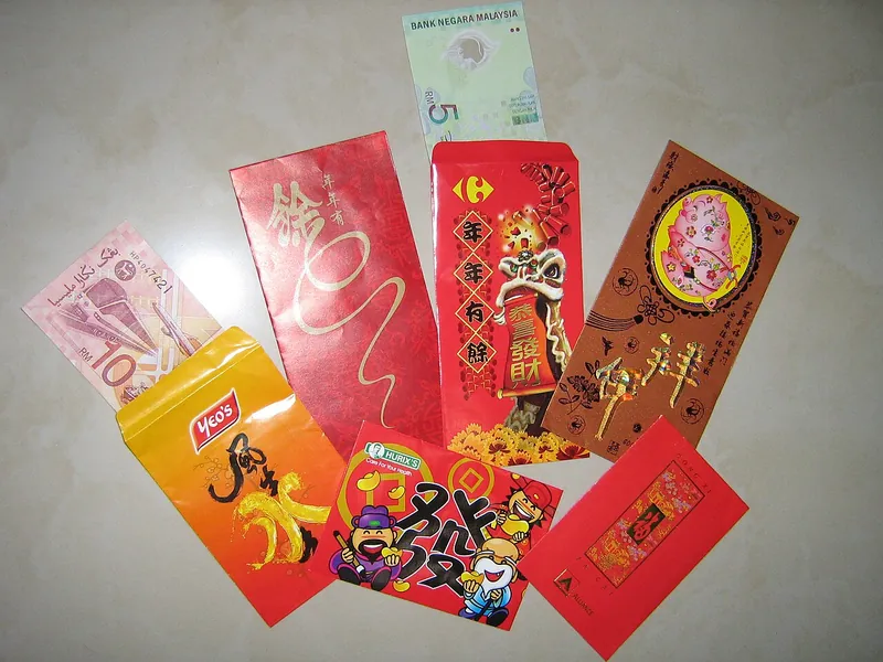ស្រោមសំបុត្រពណ៌ក្រហម និងមាសជាច្រើន មានលំនាំតុបតែង
