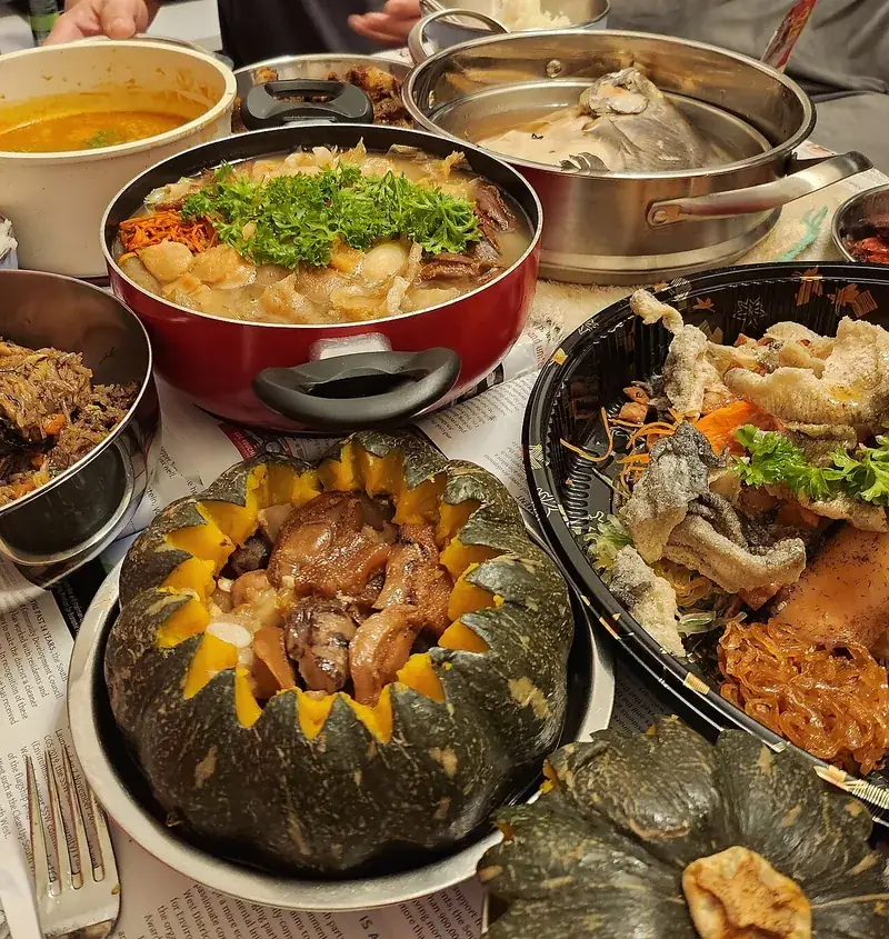 តុពោរពេញដោយម្ហូប រួមទាំងស្ល និងល្ពៅញាត់សាច់ សម្រាប់អាហារគ្រួសារ
