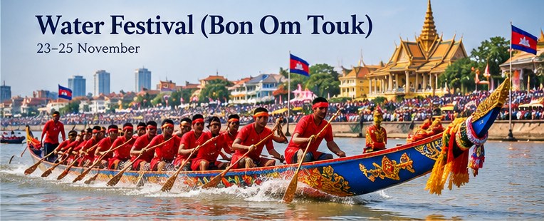 អ្នកអុំទូកពាក់អាវពណ៌ក្រហម កំពុងអុំទូកប្រណាំងដ៏វែងដែលតុបតែងលម្អ នៅលើទន្លេ ជាមួយហ្វូងមនុស្ស ទង់ជាតិកម្ពុជា និងពន្លាដំបូលពណ៌មាសនៅលើច្រាំង